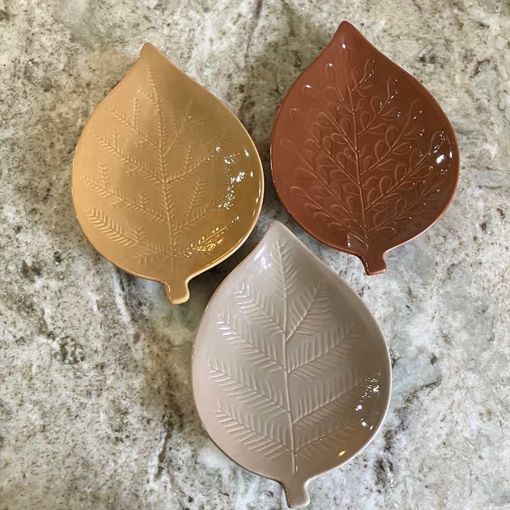 Crate & Barrel Autunno Appetizer Plates--Leaf Shaped Set of 3 - Picture 2 of 7